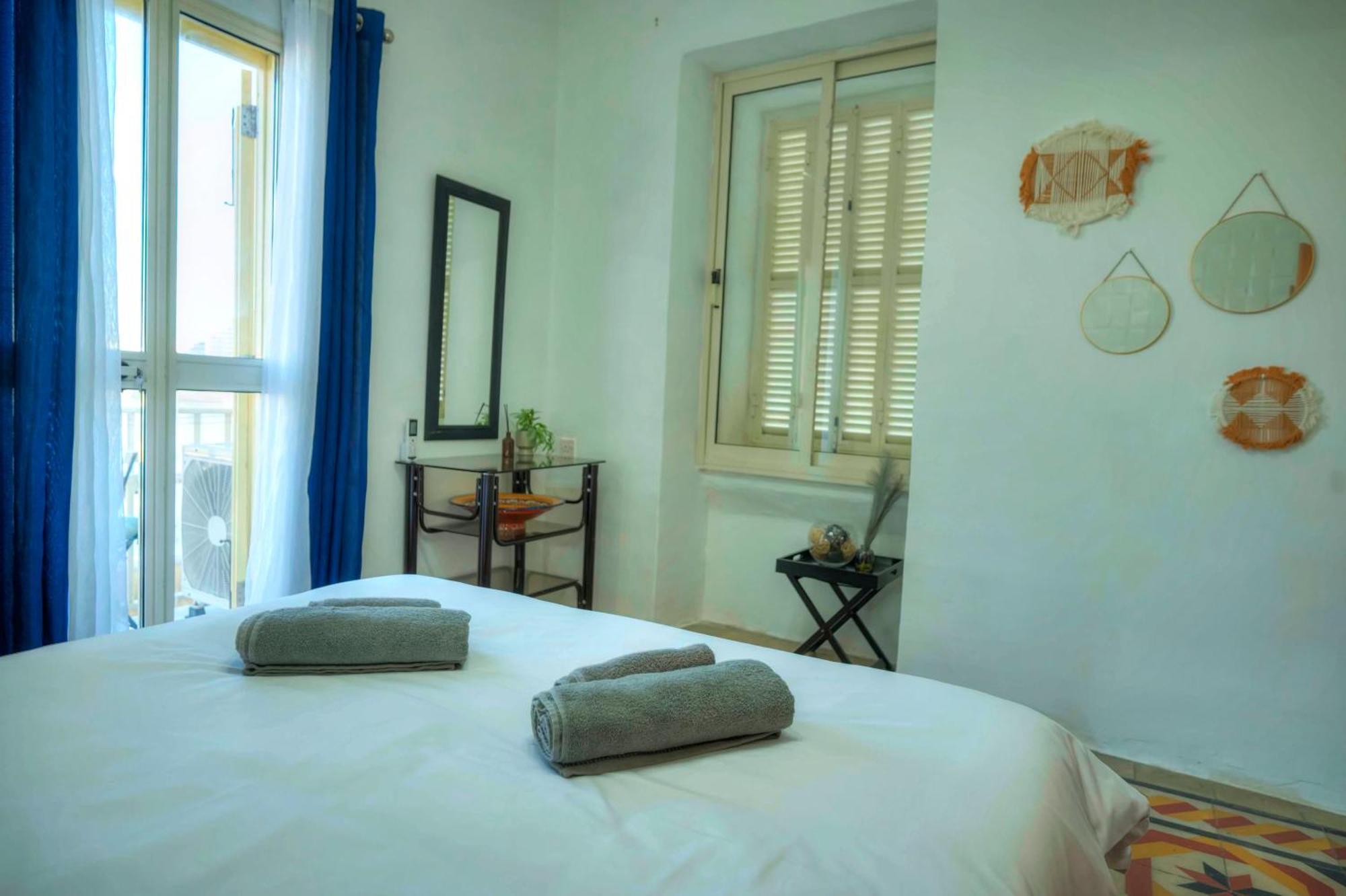 Apartment Charming One Bedroom, Sea View Balcony, Center. *