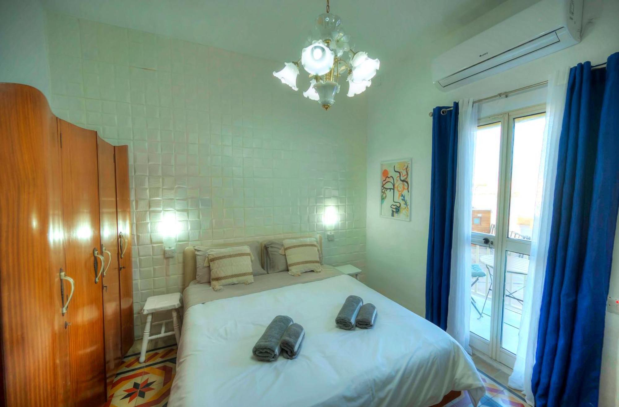 Charming One Bedroom, Sea View Balcony, Center. Apartment