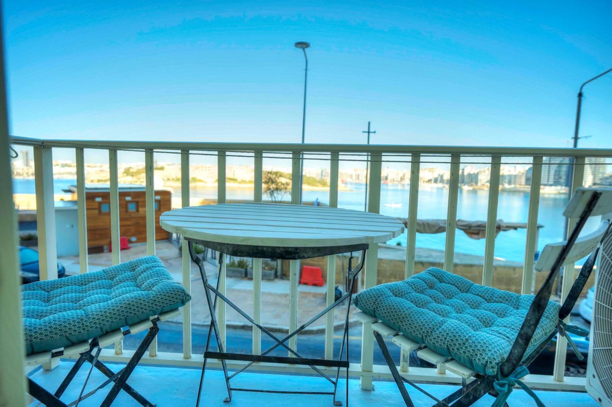 Apartment Charming One Bedroom, Sea View Balcony, Center.