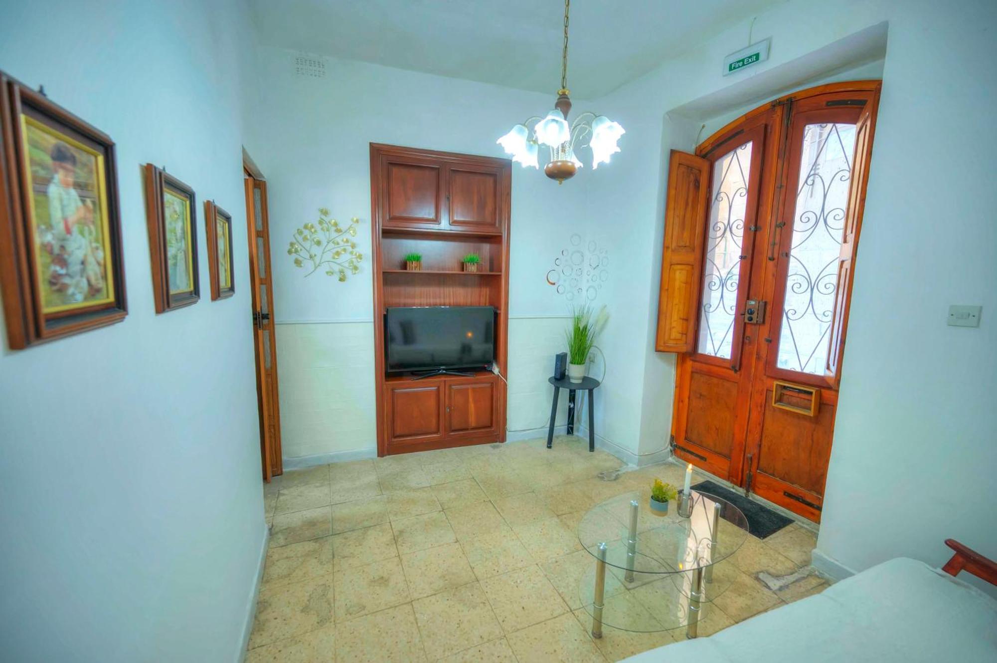 Charming One Bedroom, Sea View Balcony, Center. *