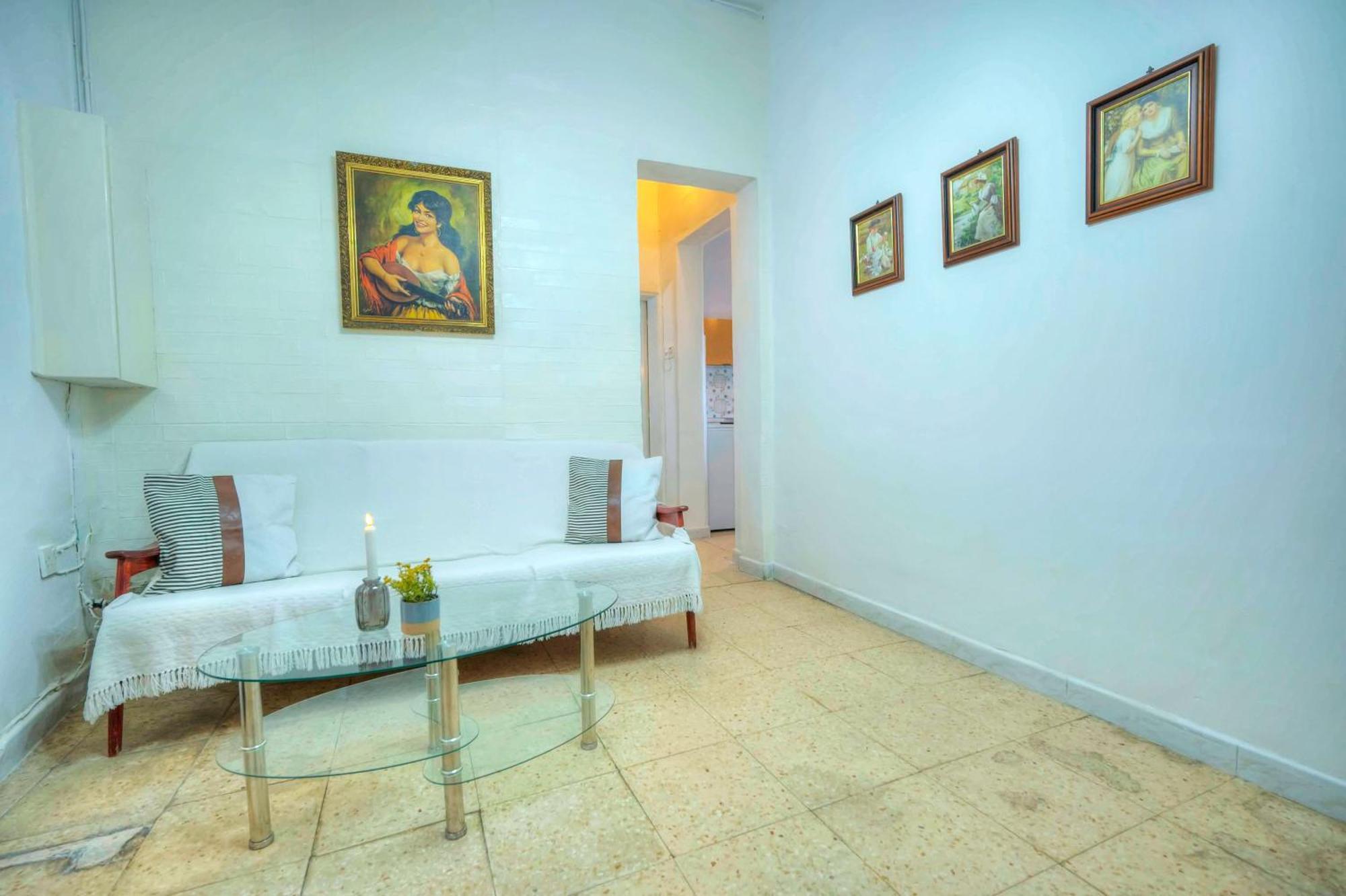 Apartment Charming One Bedroom, Sea View Balcony, Center.