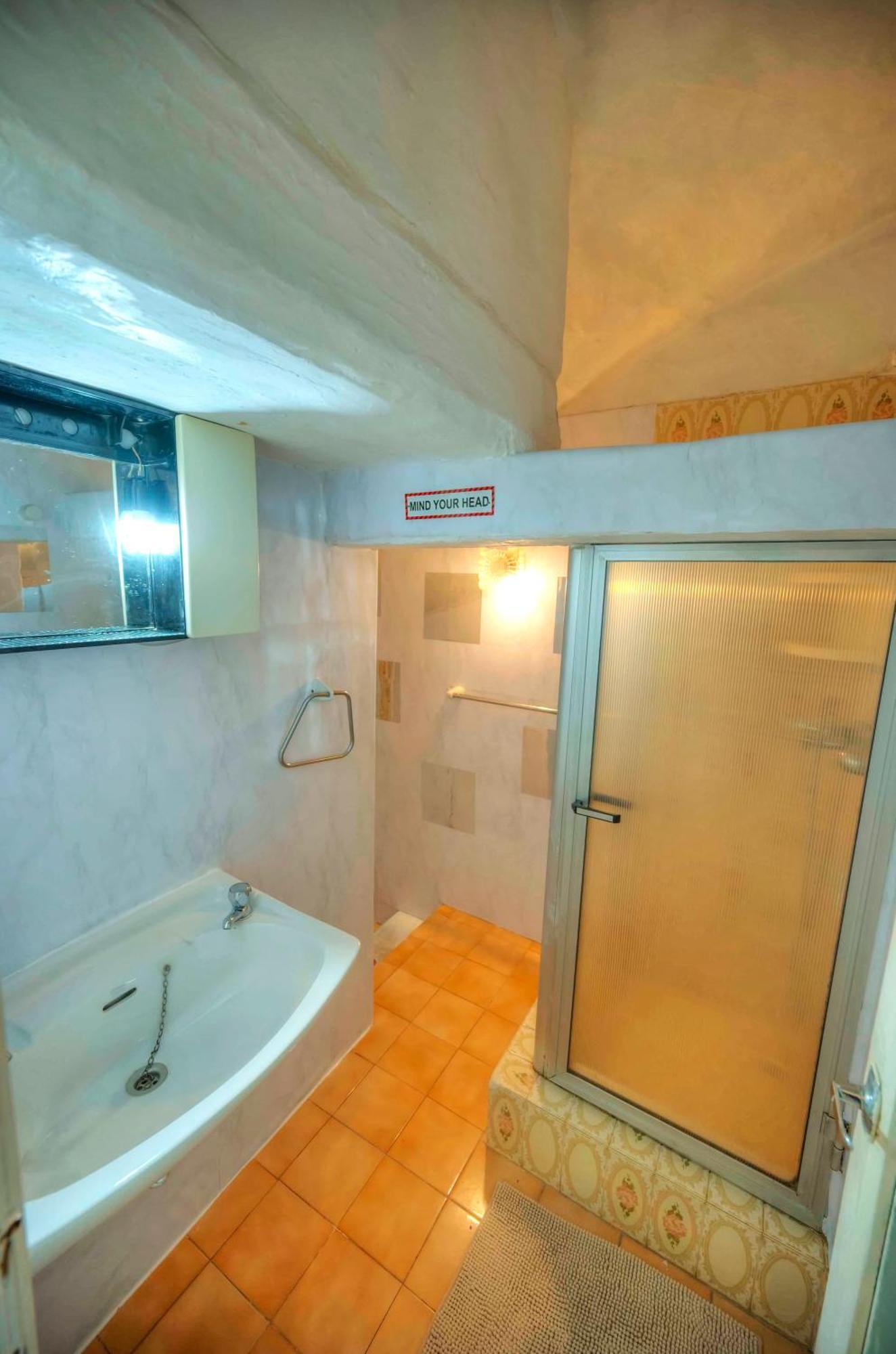 Apartment Charming One Bedroom, Sea View Balcony, Center.