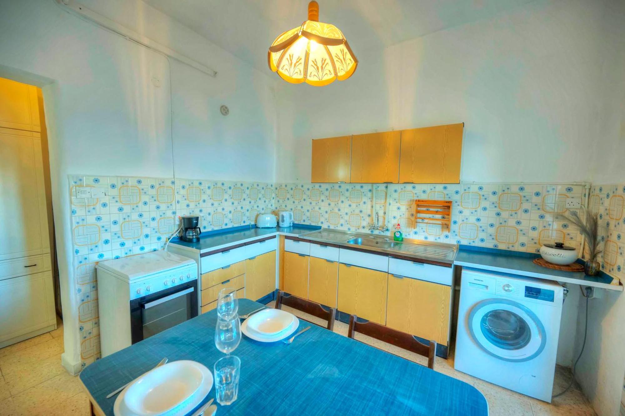 Apartment Charming One Bedroom, Sea View Balcony, Center. *
