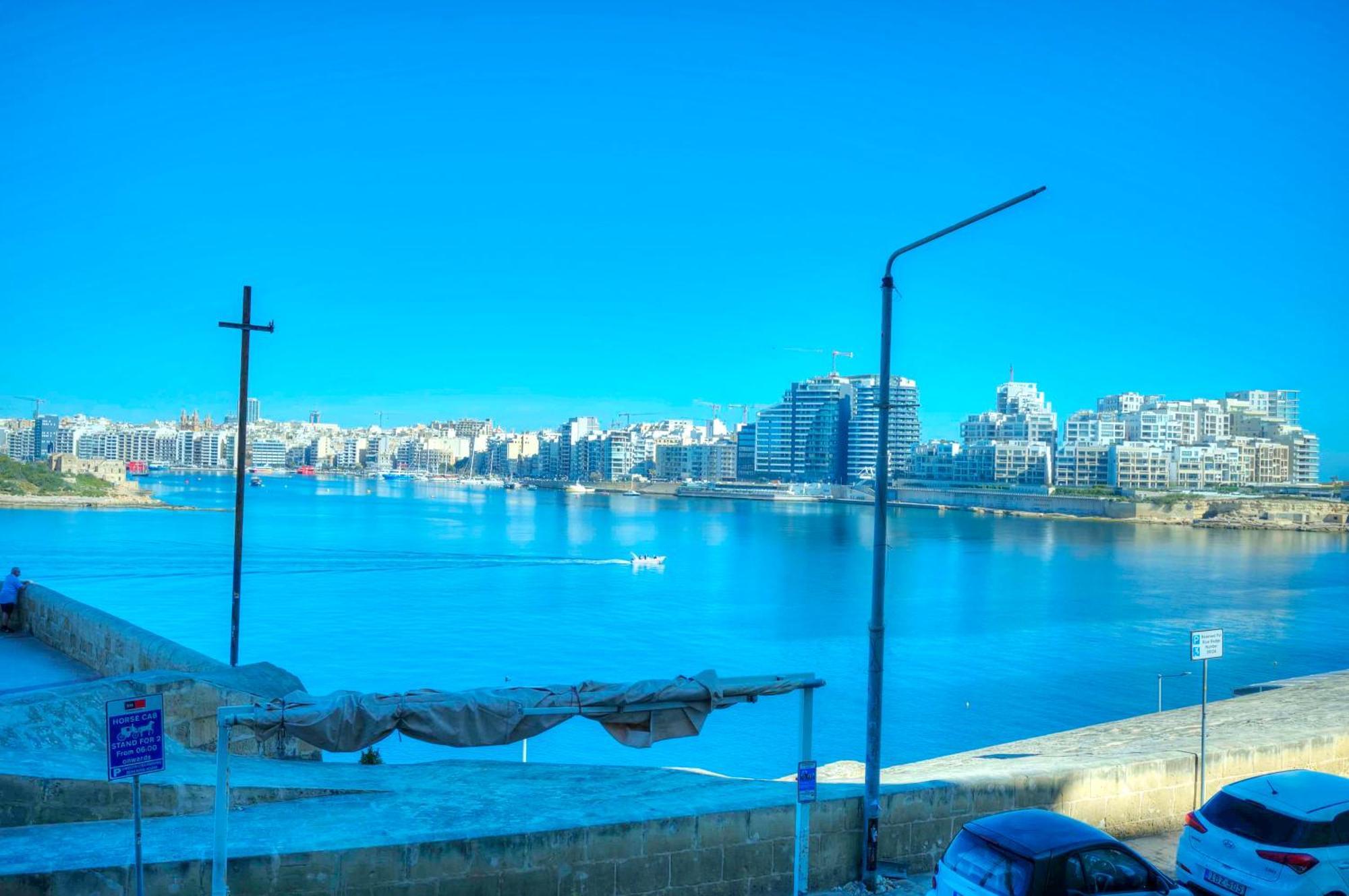 Charming One Bedroom, Sea View Balcony, Center.