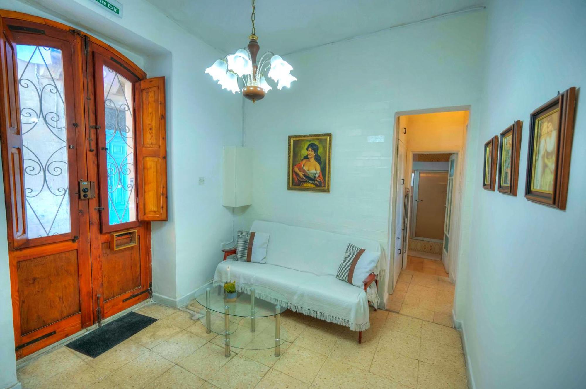 Charming One Bedroom, Sea View Balcony, Center. Apartment *
