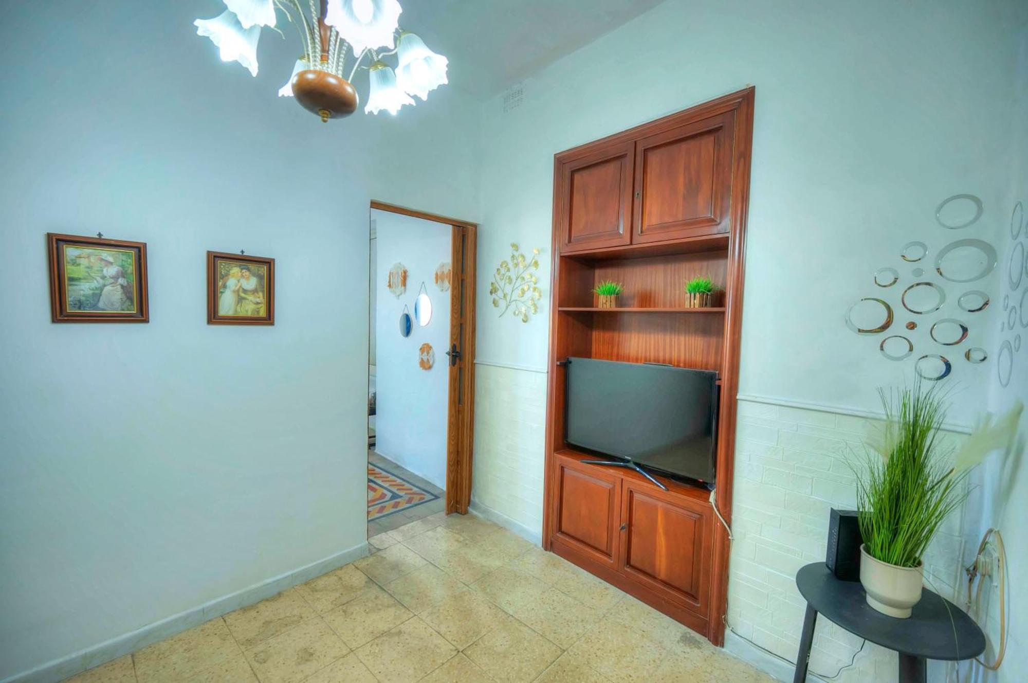 Charming One Bedroom, Sea View Balcony, Center.