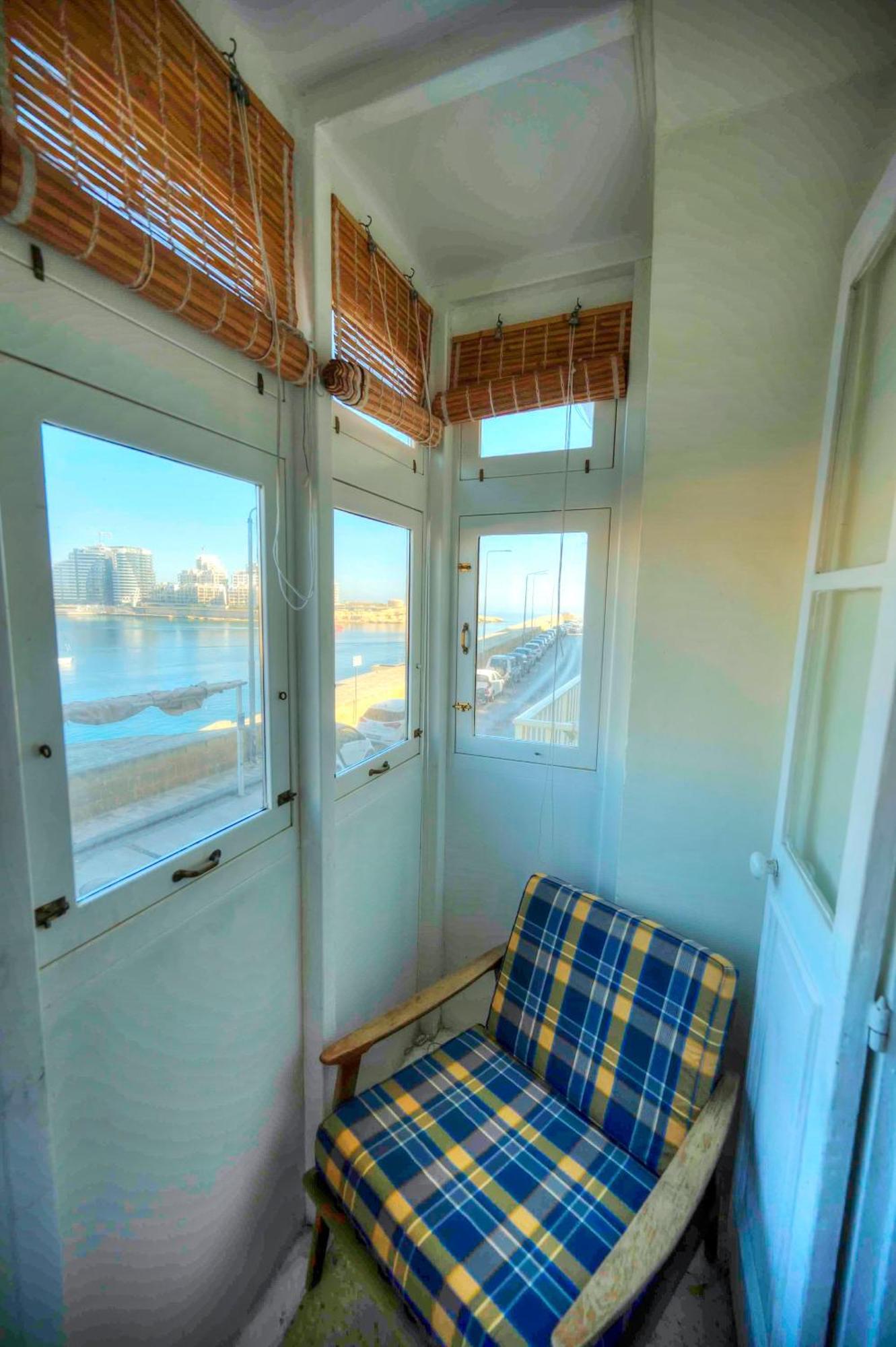 Apartment Charming One Bedroom, Sea View Balcony, Center.