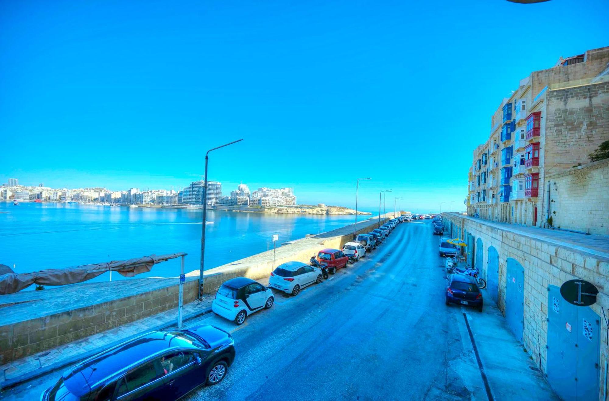 Charming One Bedroom, Sea View Balcony, Center. *