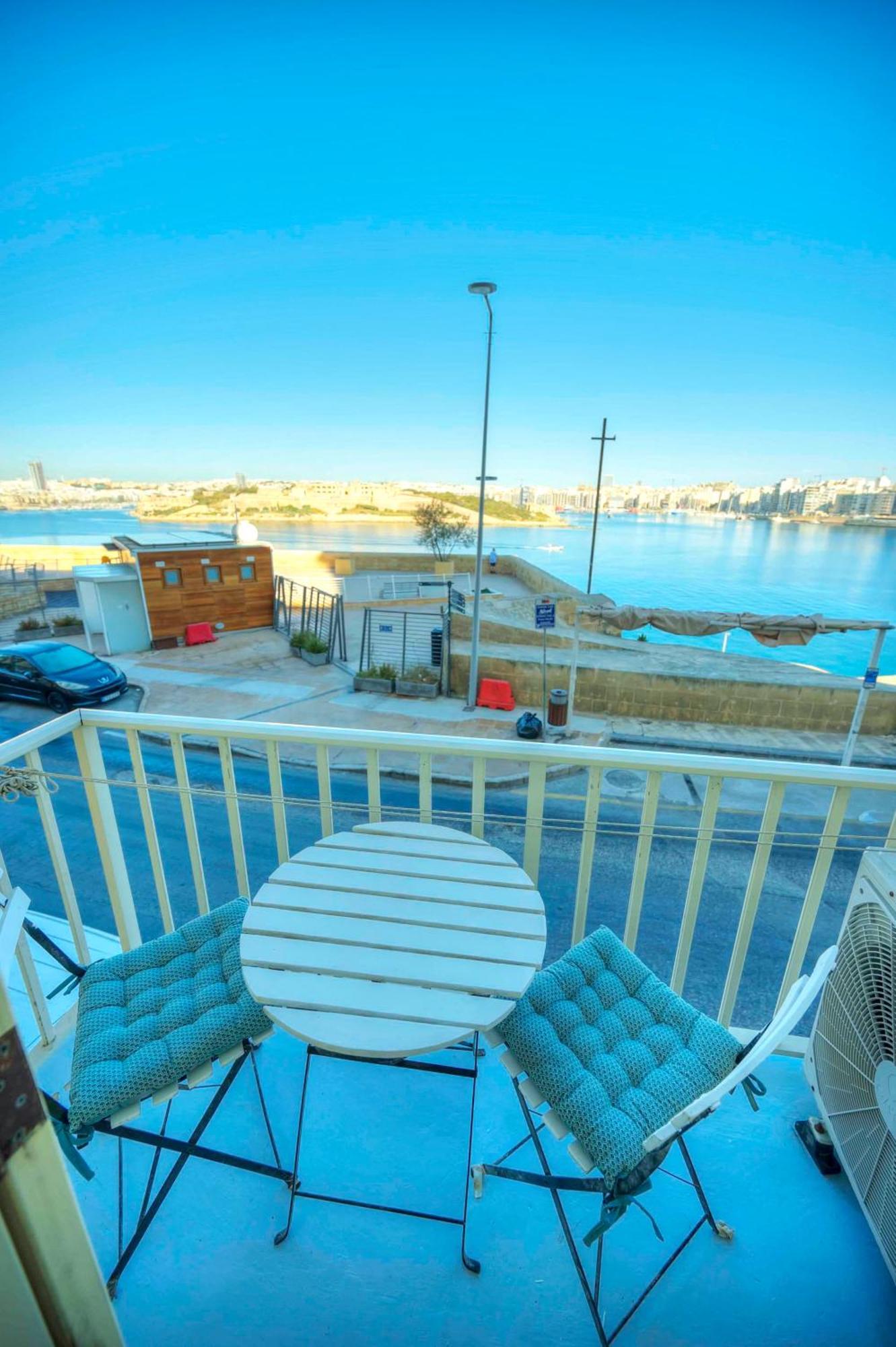 Charming One Bedroom, Sea View Balcony, Center. Apartment *