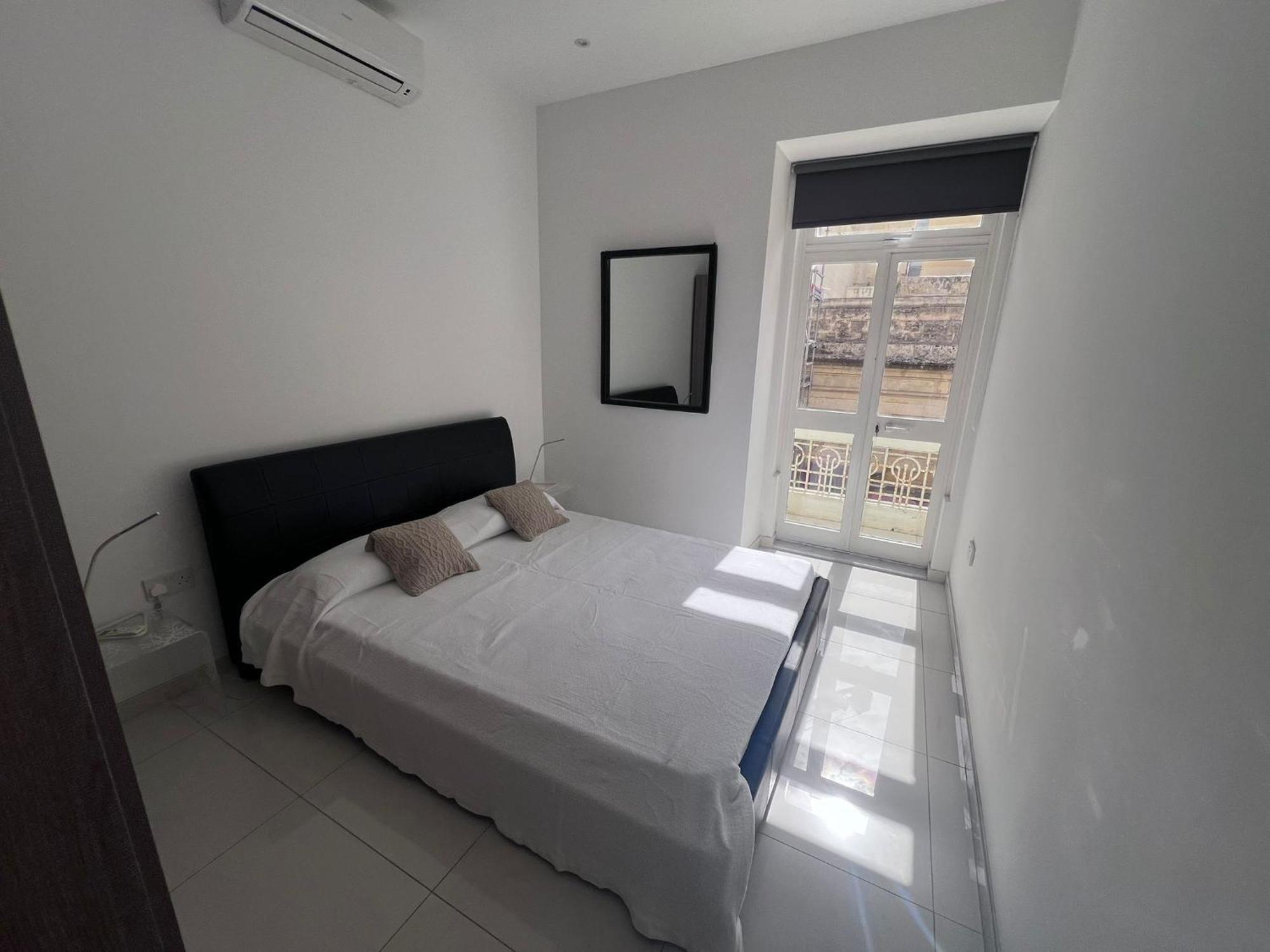 Sunny One Bedroom In Old Bakery Street