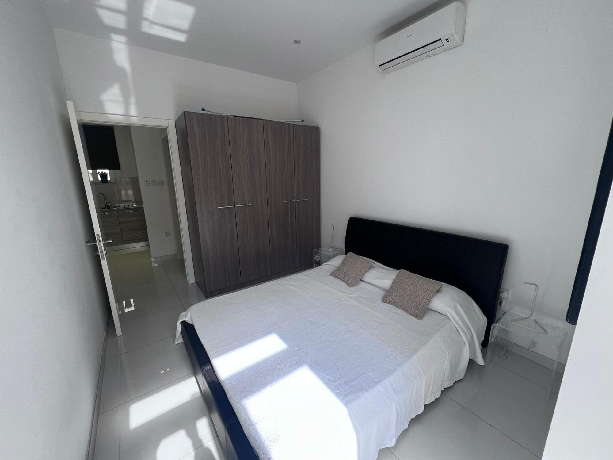 Sunny One Bedroom In Old Bakery Street Apartment *
