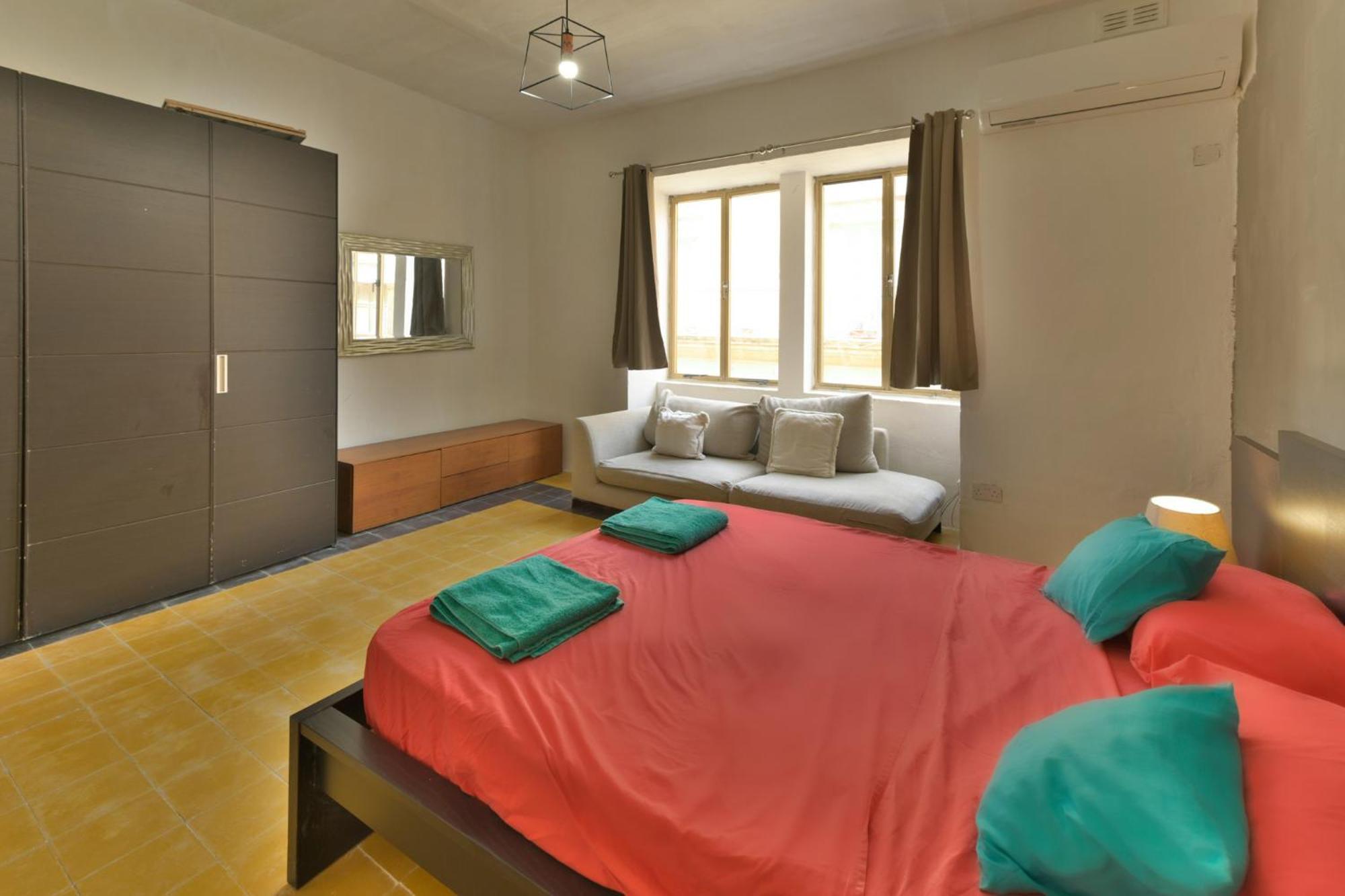 New 1 Bedroom In Centre With Terrace And Views Valletta