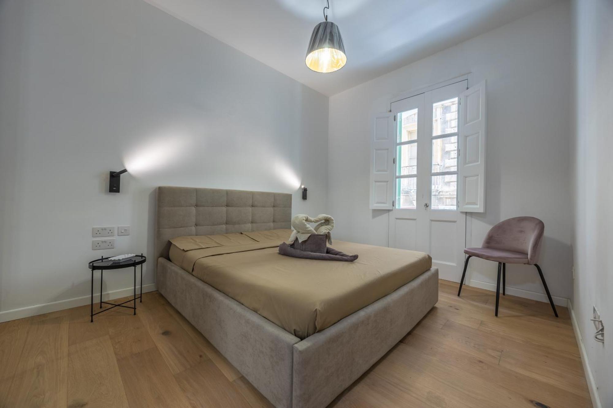 Traditional 2br Stylish Townhouse With Maltese Balcony - Close To Triton Fountain Valletta, Sliema & Saint Julians * Valeta