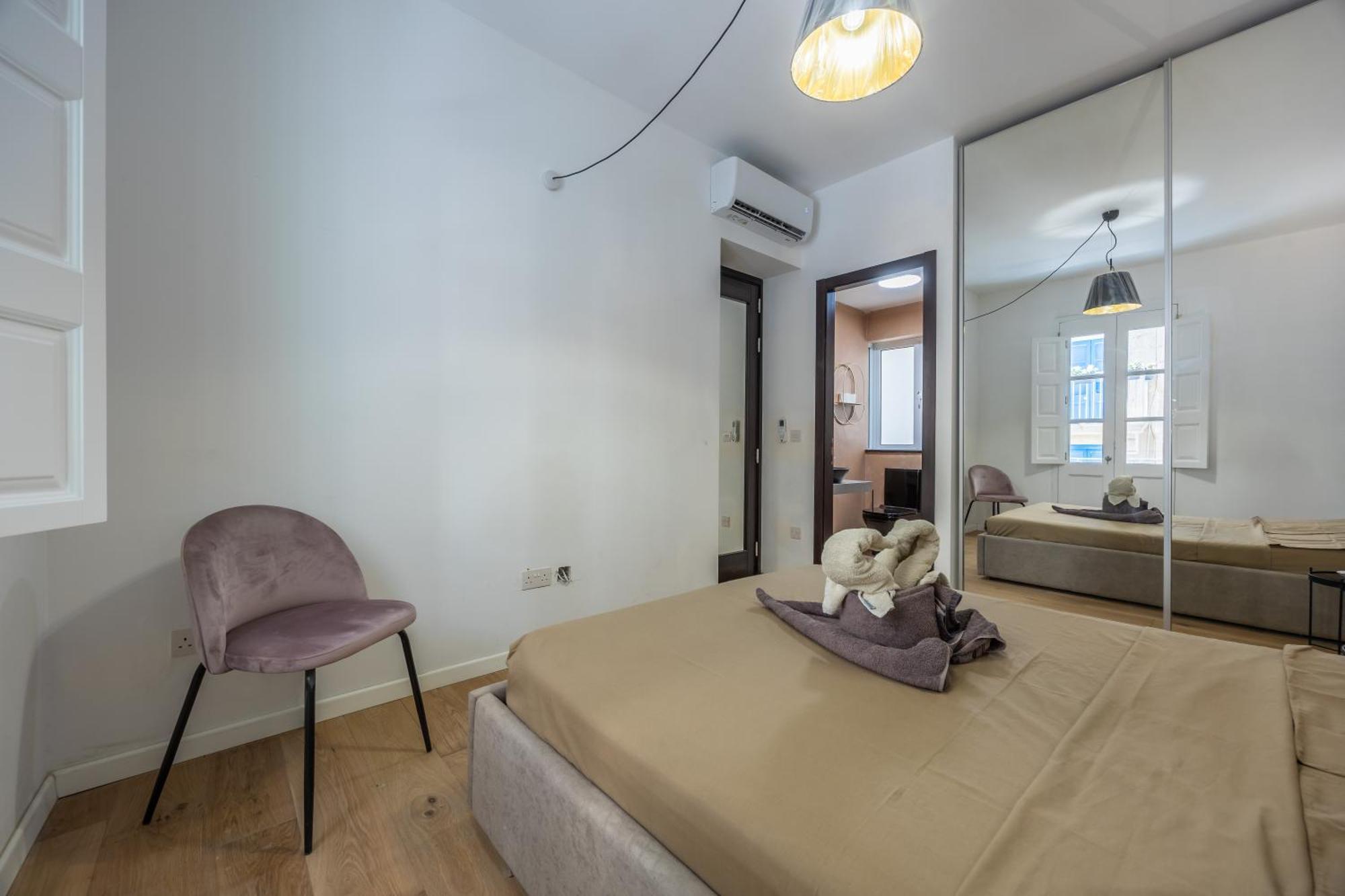 Traditional 2br Stylish Townhouse With Maltese Balcony - Close To Triton Fountain Valletta, Sliema & Saint Julians Valeta