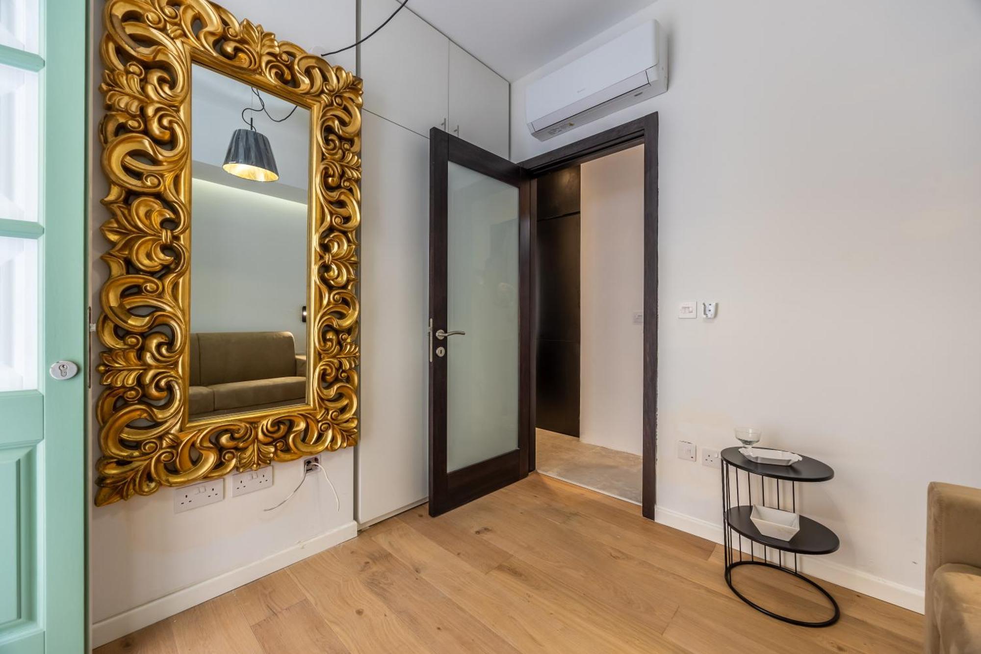 Traditional 2br Stylish Townhouse With Maltese Balcony - Close To Triton Fountain Valletta, Sliema & Saint Julians Valeta