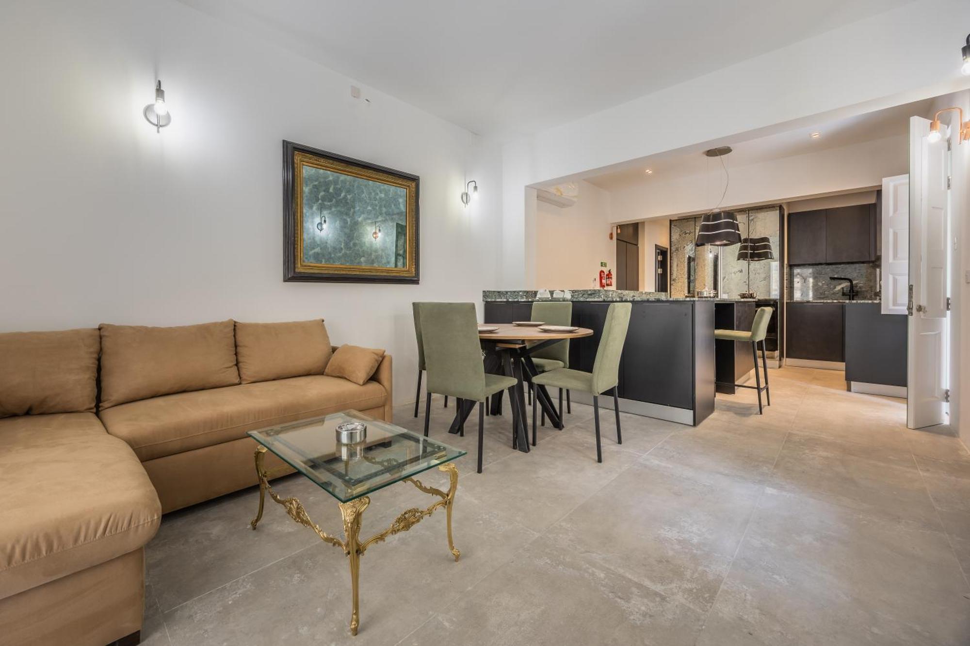 Traditional 2br Stylish Townhouse With Maltese Balcony - Close To Triton Fountain Valletta, Sliema & Saint Julians *