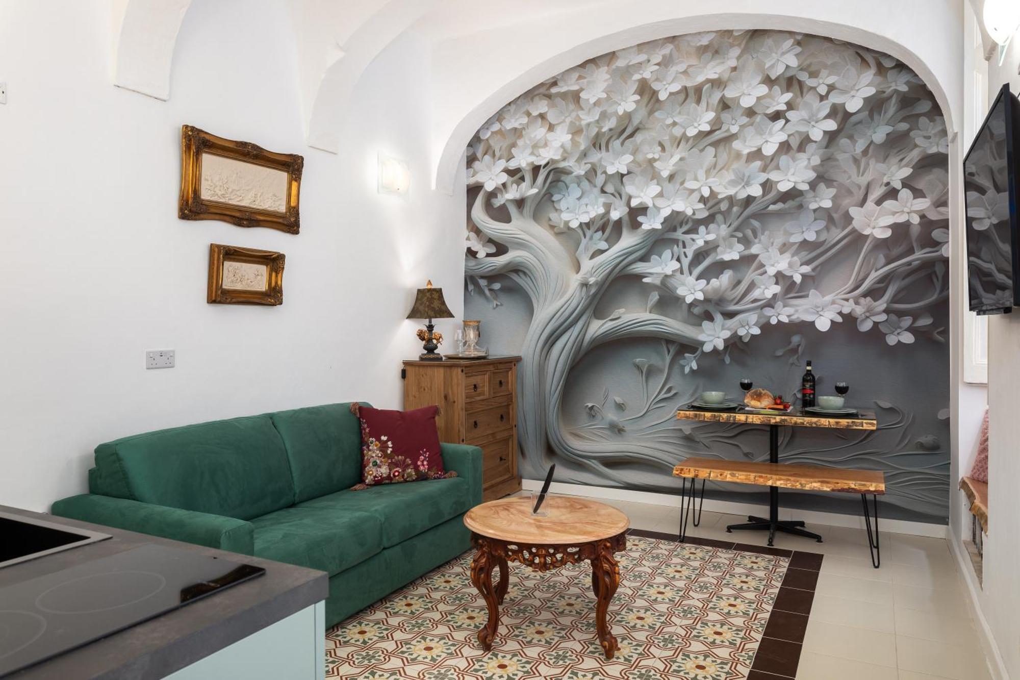 Traditional With Maltese Internal Court Yard - Designed With Traditional Stone And Tiling Apartment Valletta