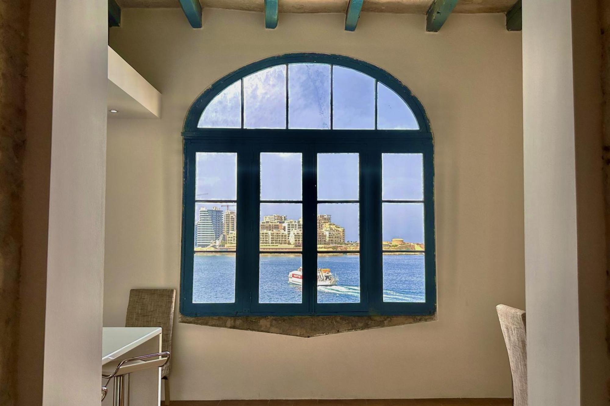 Villa Waterfront With Pool And Jacuzzi *