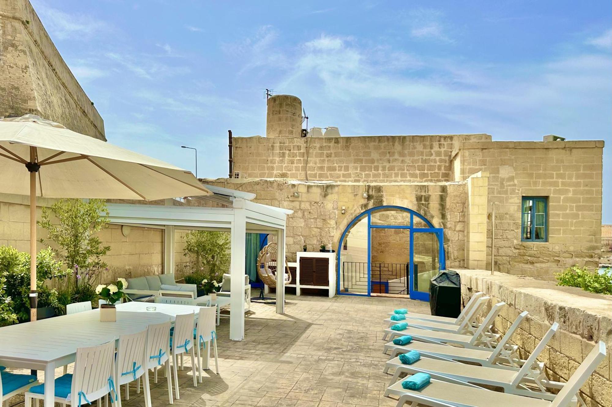 Waterfront With Pool And Jacuzzi Villa Valletta