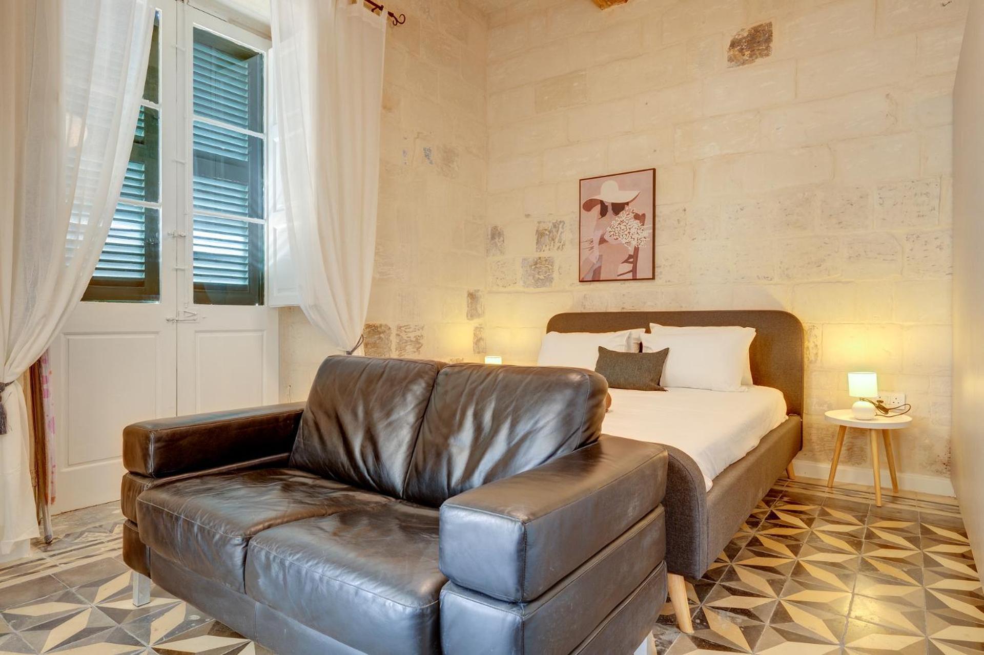 Exclusive With Historic Charm Apartment *