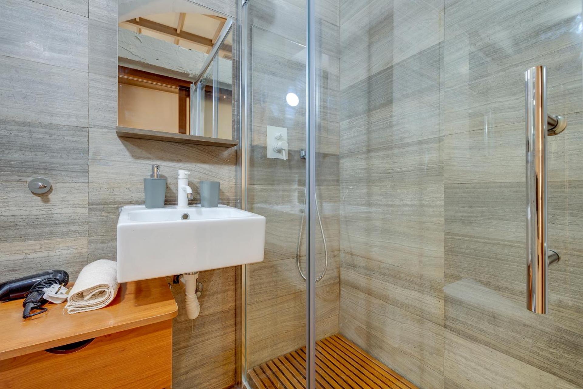 Apartment Tranquil 2 Bedroom In The Heart Of *