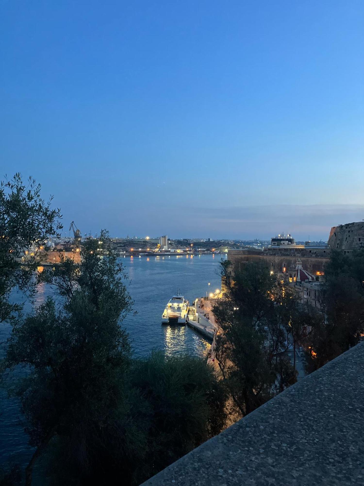 Penthouse W/ Unique Harbour View *