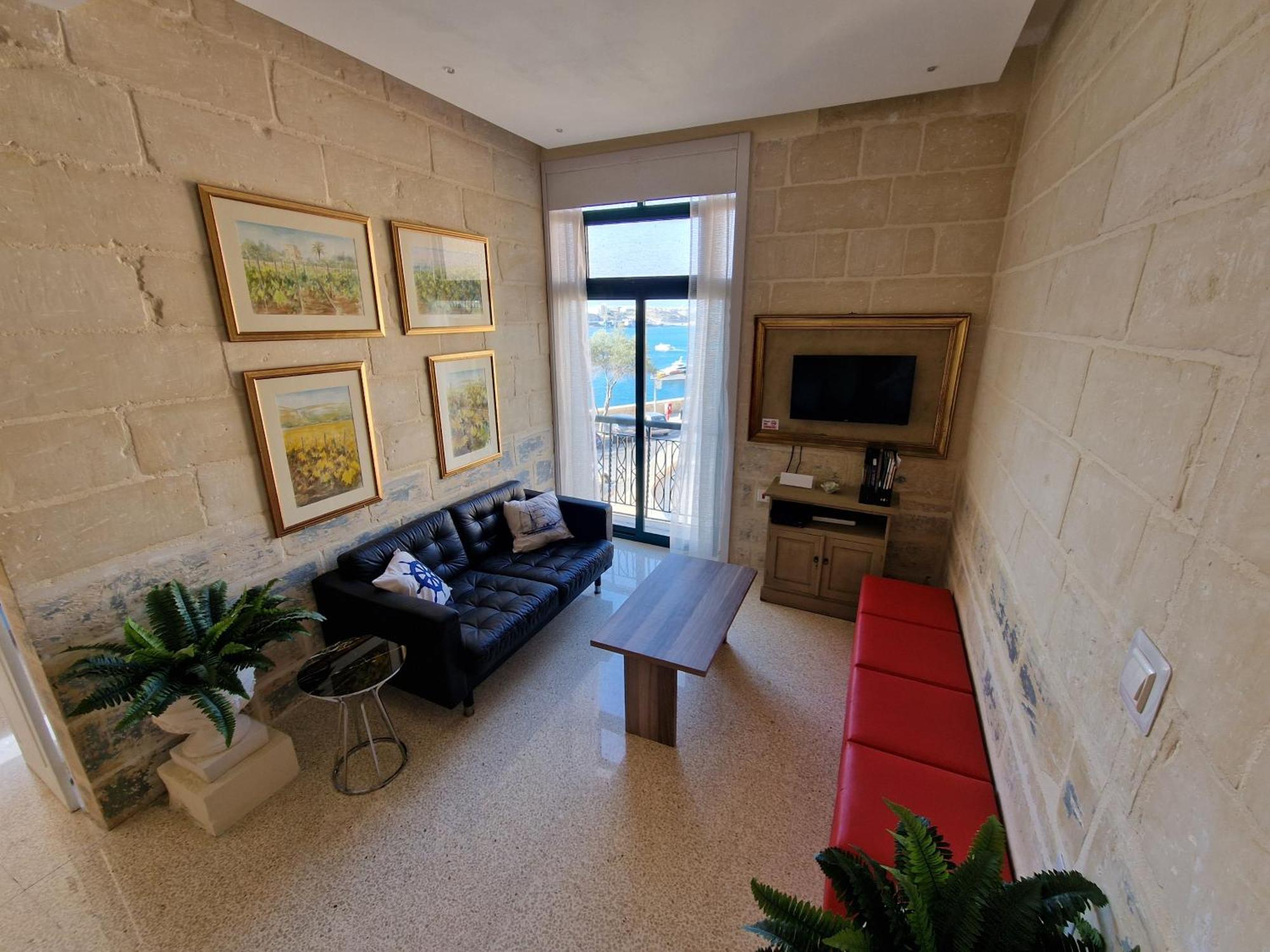 Grand Harbour View Apartment *