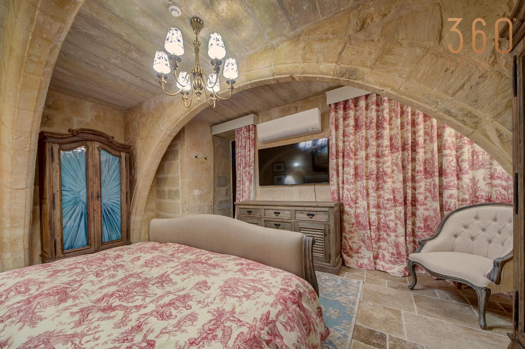 A Luxurious Palazzo In Valetta With Private Pool By 360 Estates
