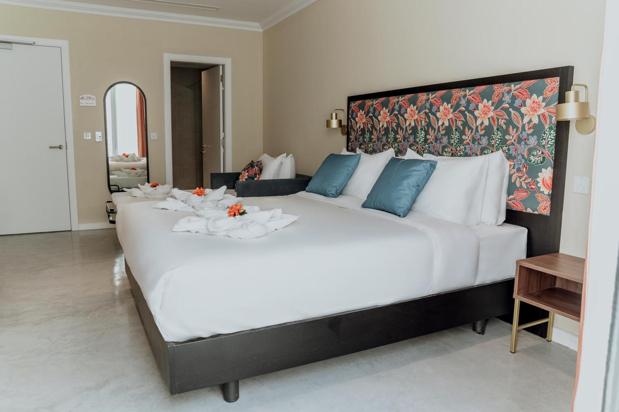 King Charles Hotel *