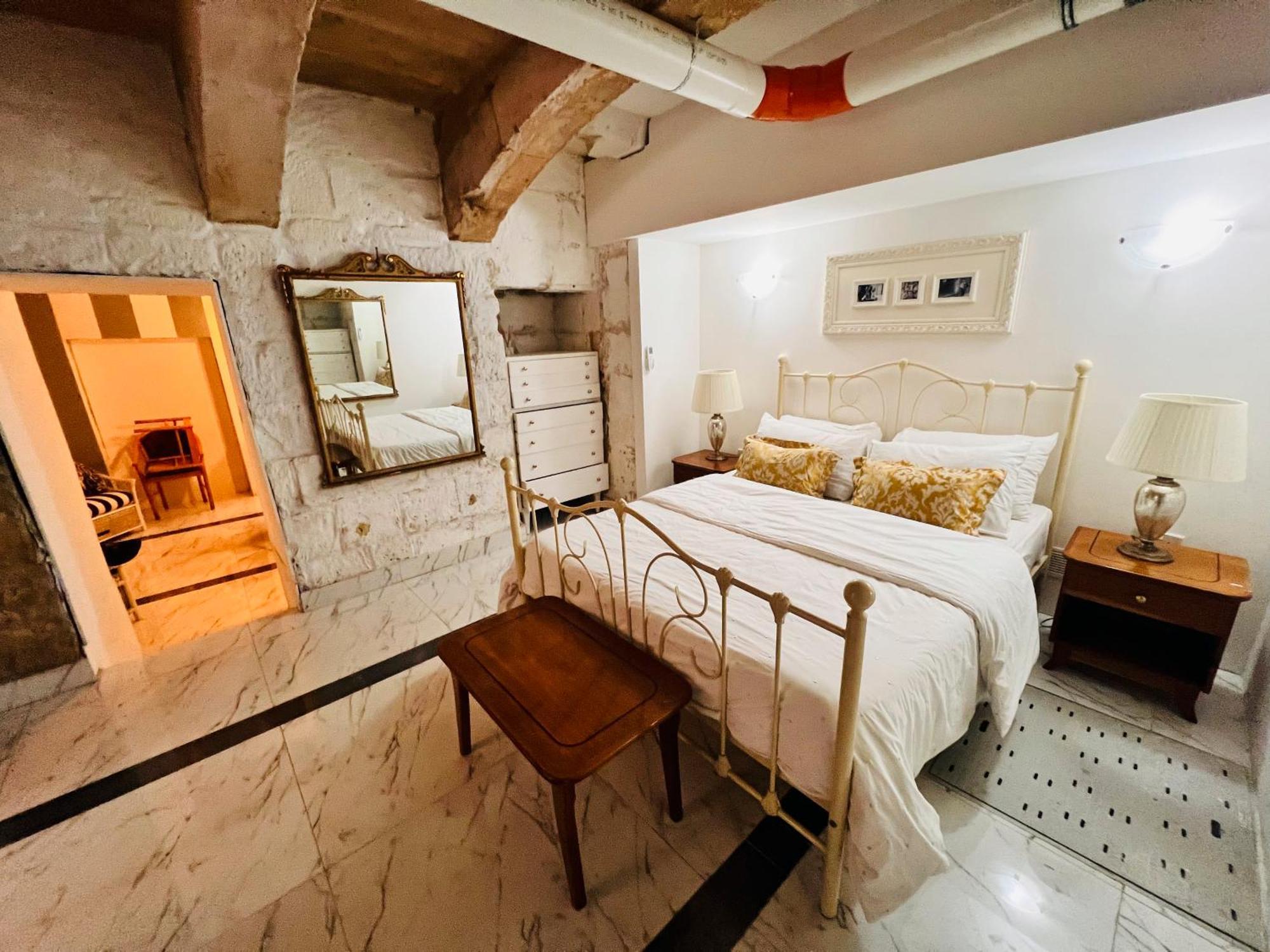 Cozy Charming Townhouse Prime Area Apartment *