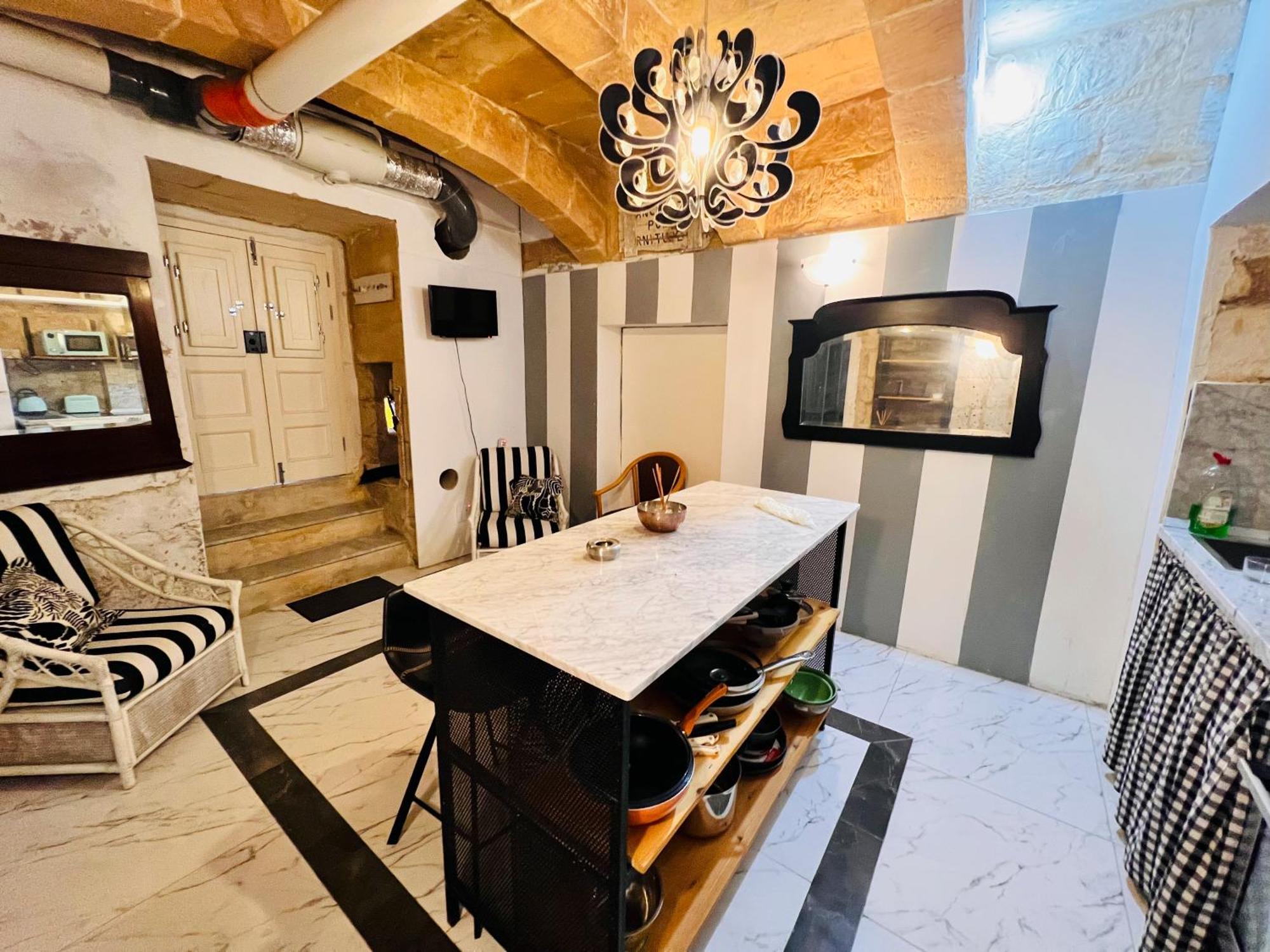 Cozy Charming Townhouse Prime Area
