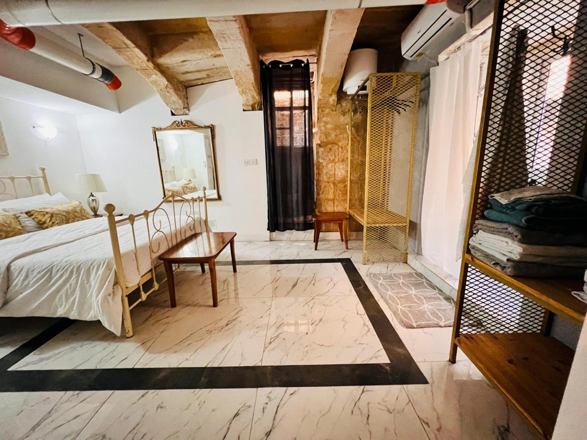 Cozy Charming Townhouse Prime Area