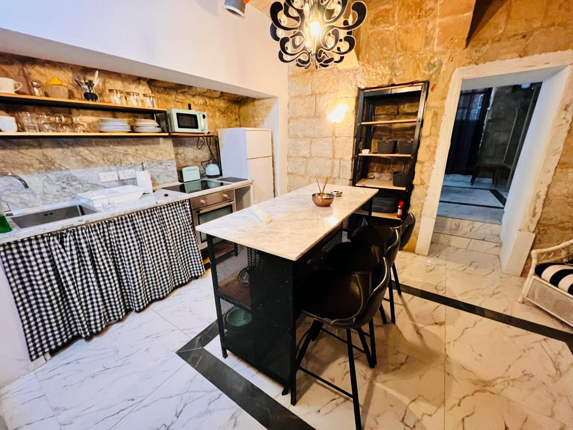 Cozy Charming Townhouse Prime Area