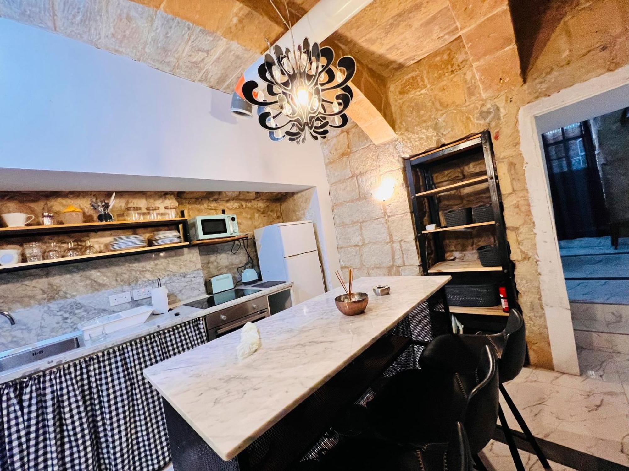 Cozy Charming Townhouse Prime Area *