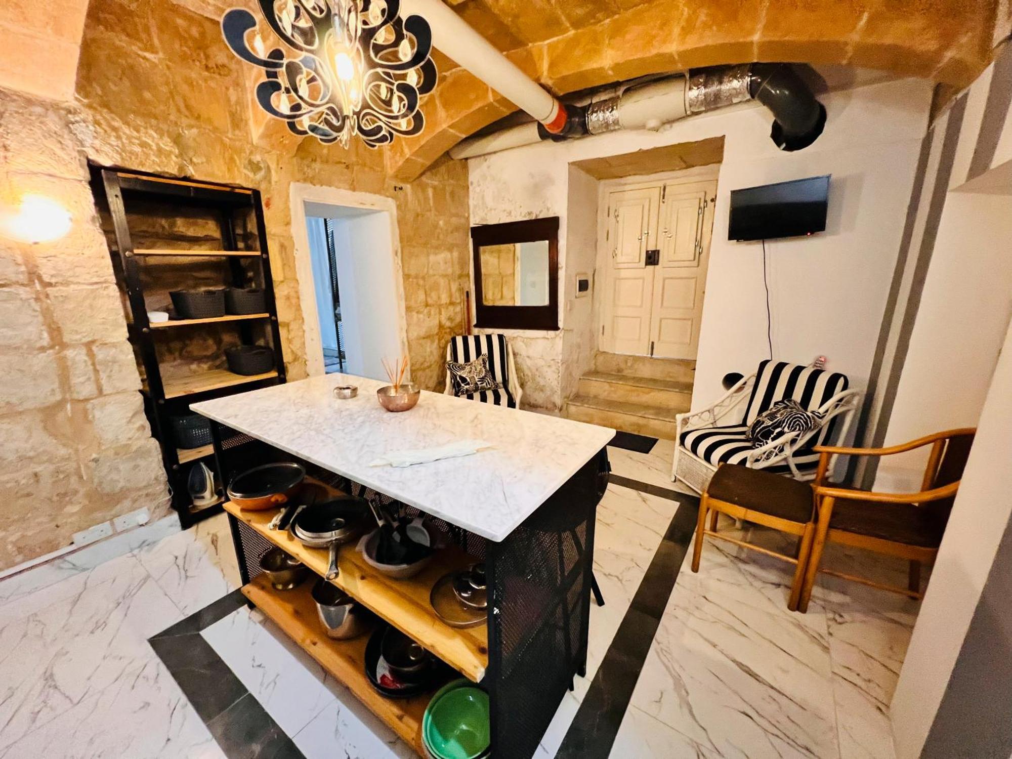 Cozy Charming Townhouse Prime Area Apartment