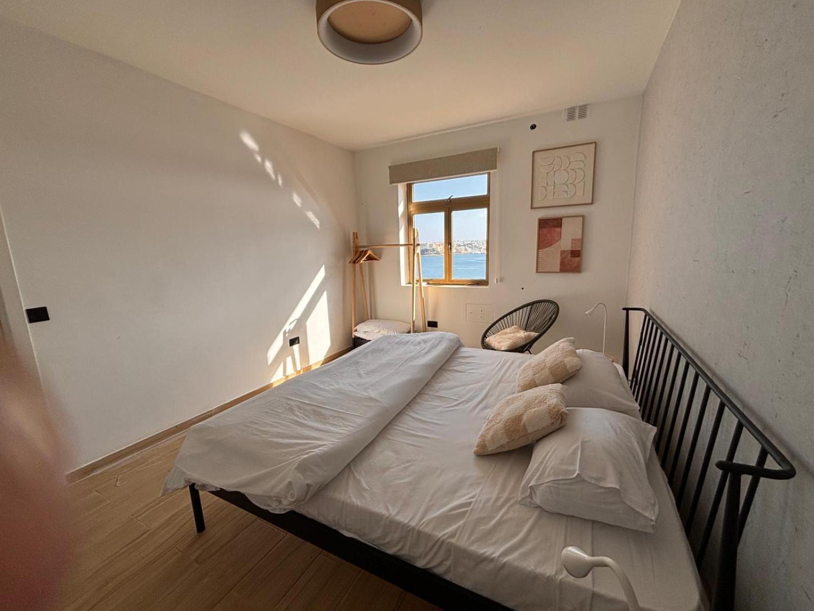 Apartment Heart, 3
