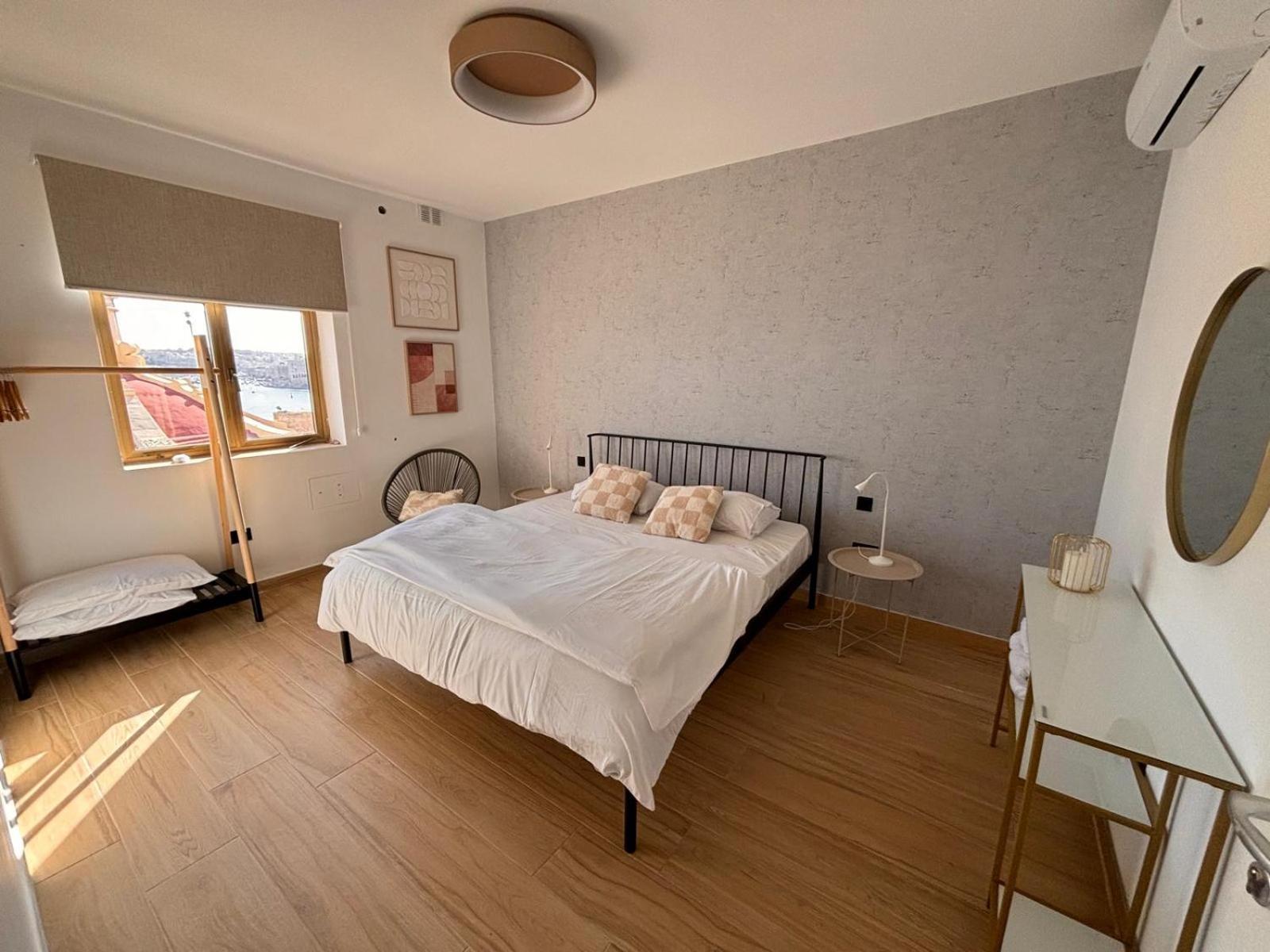 Apartment Heart, 3