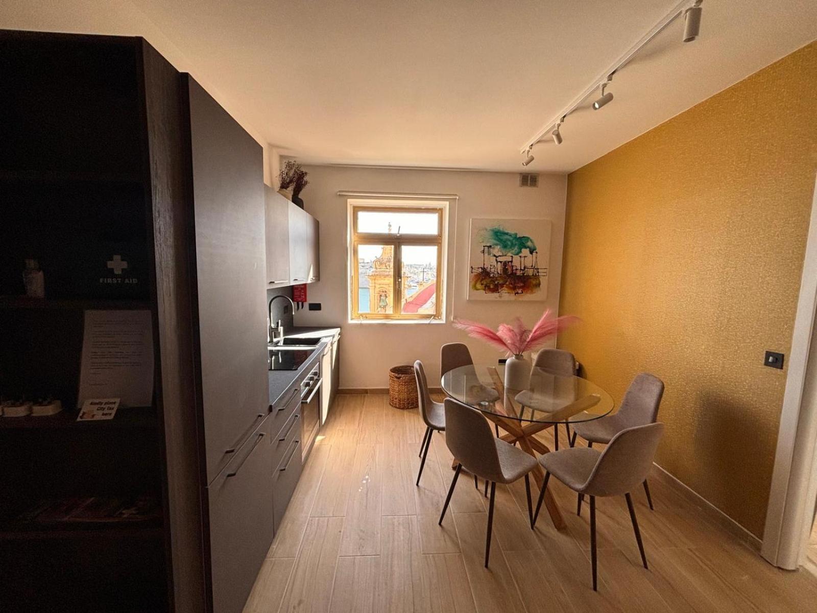 Apartment Heart, 3
