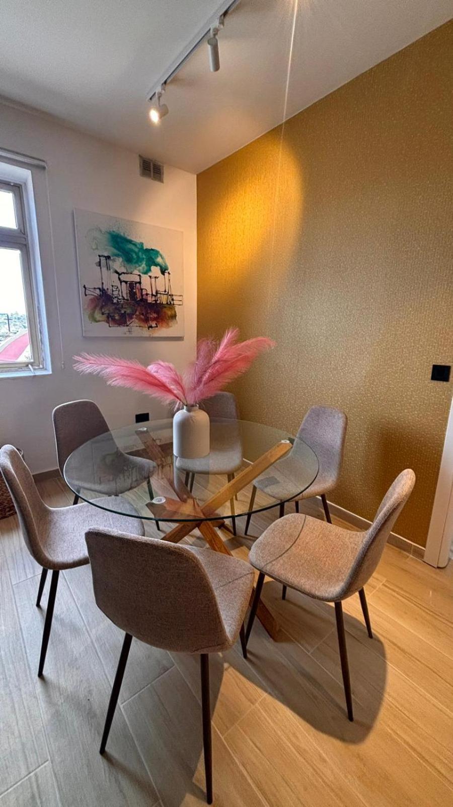 Apartment Heart, 3