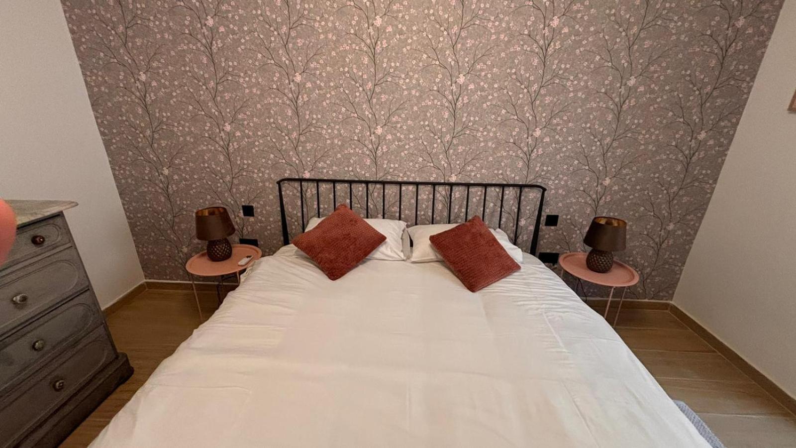 Apartment Heart, 3 *