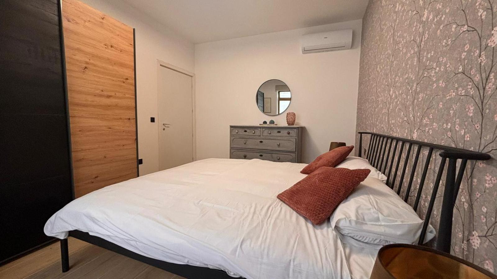 Apartment Heart, 3 *
