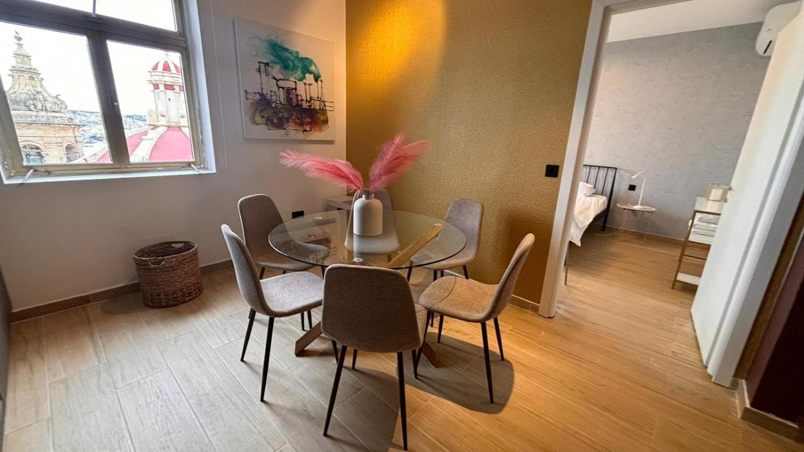 Apartment Heart, 3 *