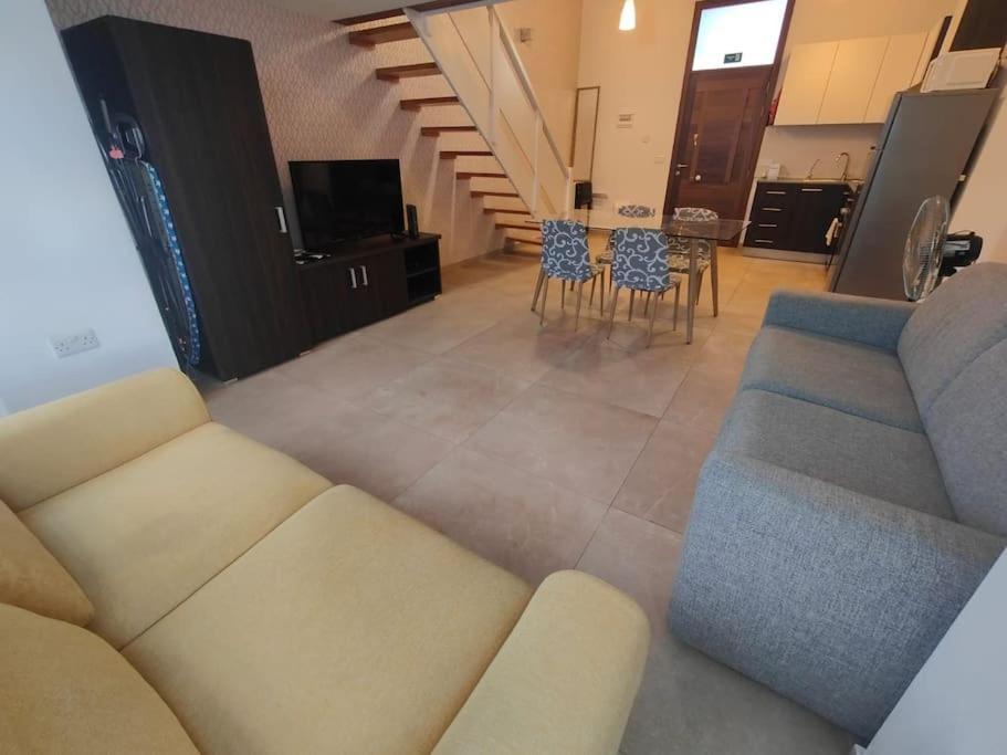 Modern Duplex Studio In