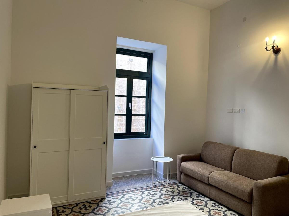The Old Mint House Sleeps 15 *