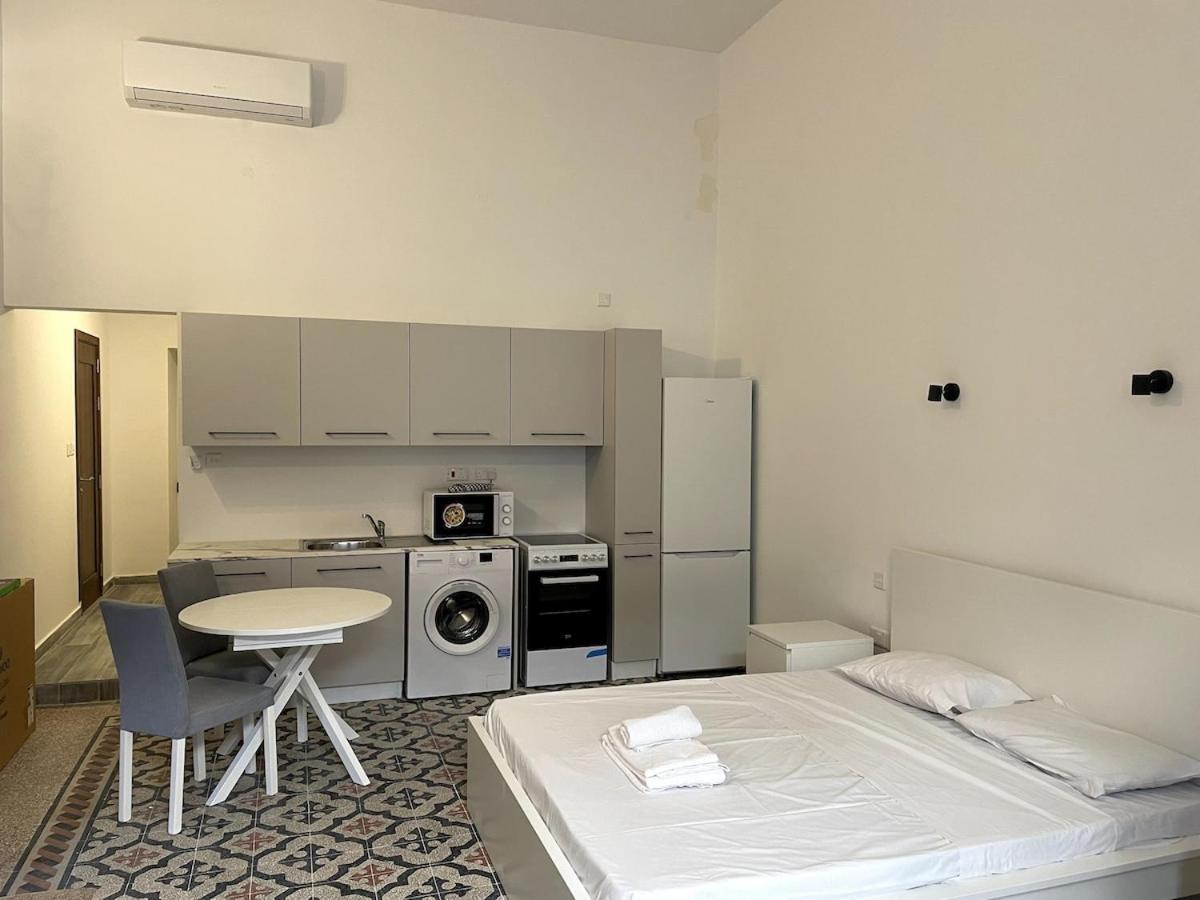 The Old Mint House Sleeps 15 *
