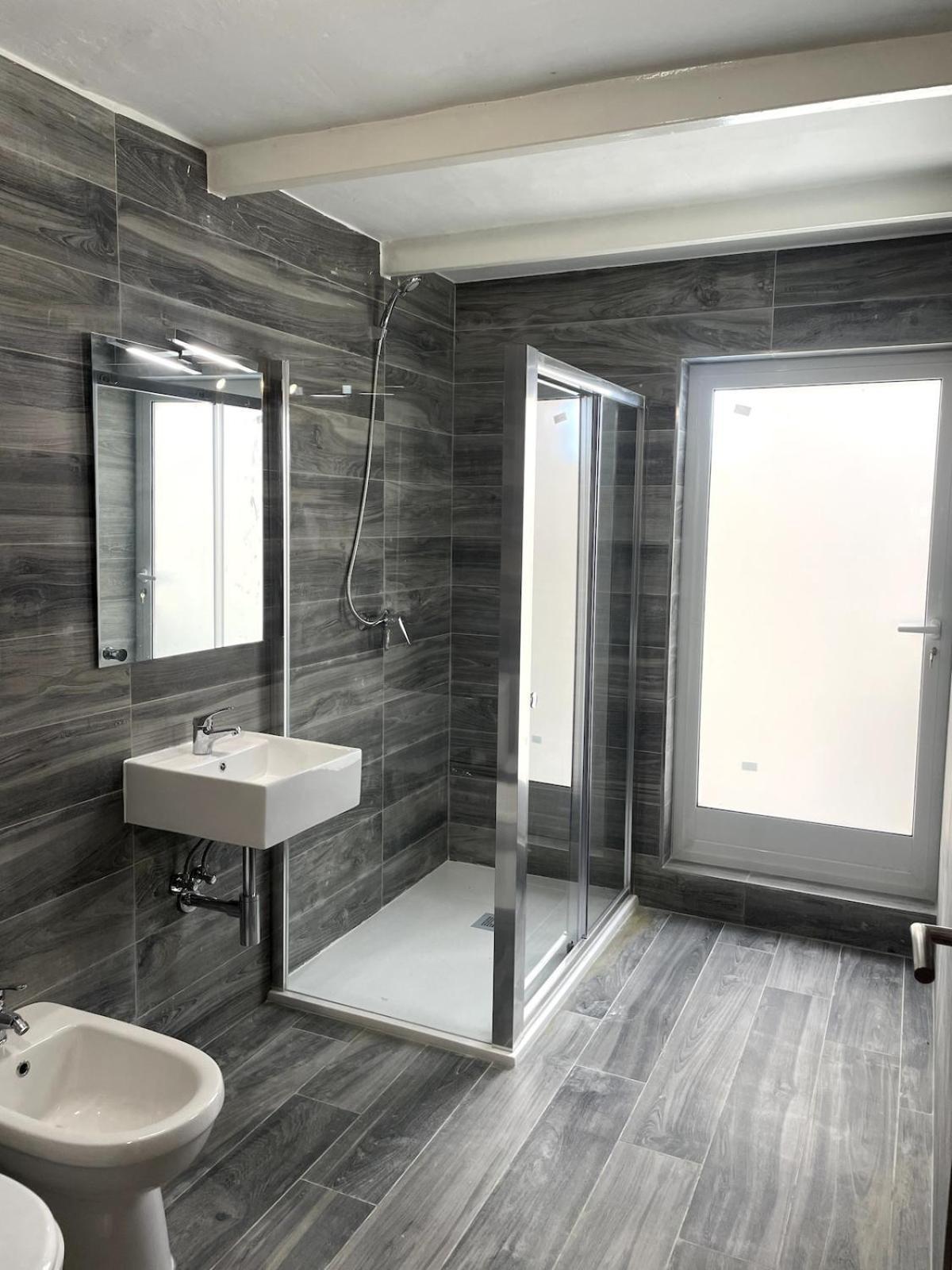The Old Mint House Sleeps 15 *