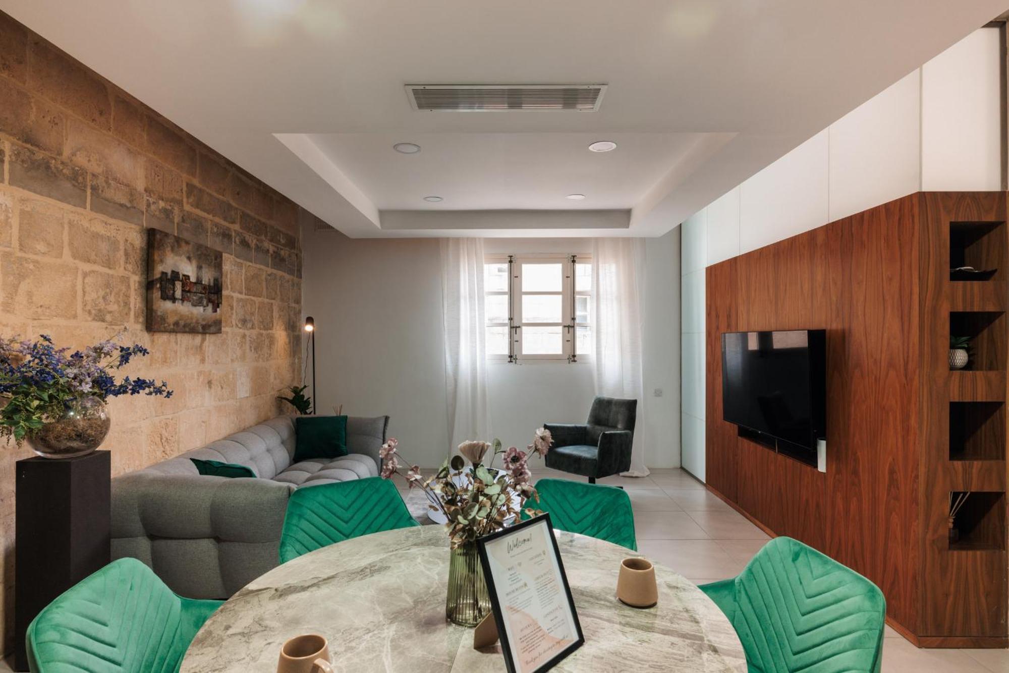 Stunning 2-bed In Heart Of Apartment