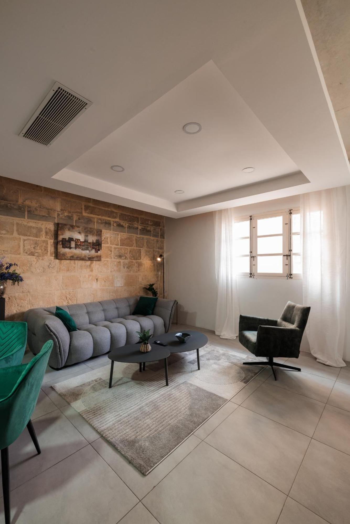 Stunning 2-bed In Heart Of Apartment *