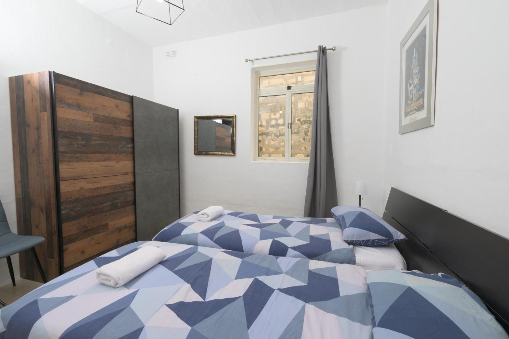 Stylish 2 Bedrooom Centre With Terrace Apartment