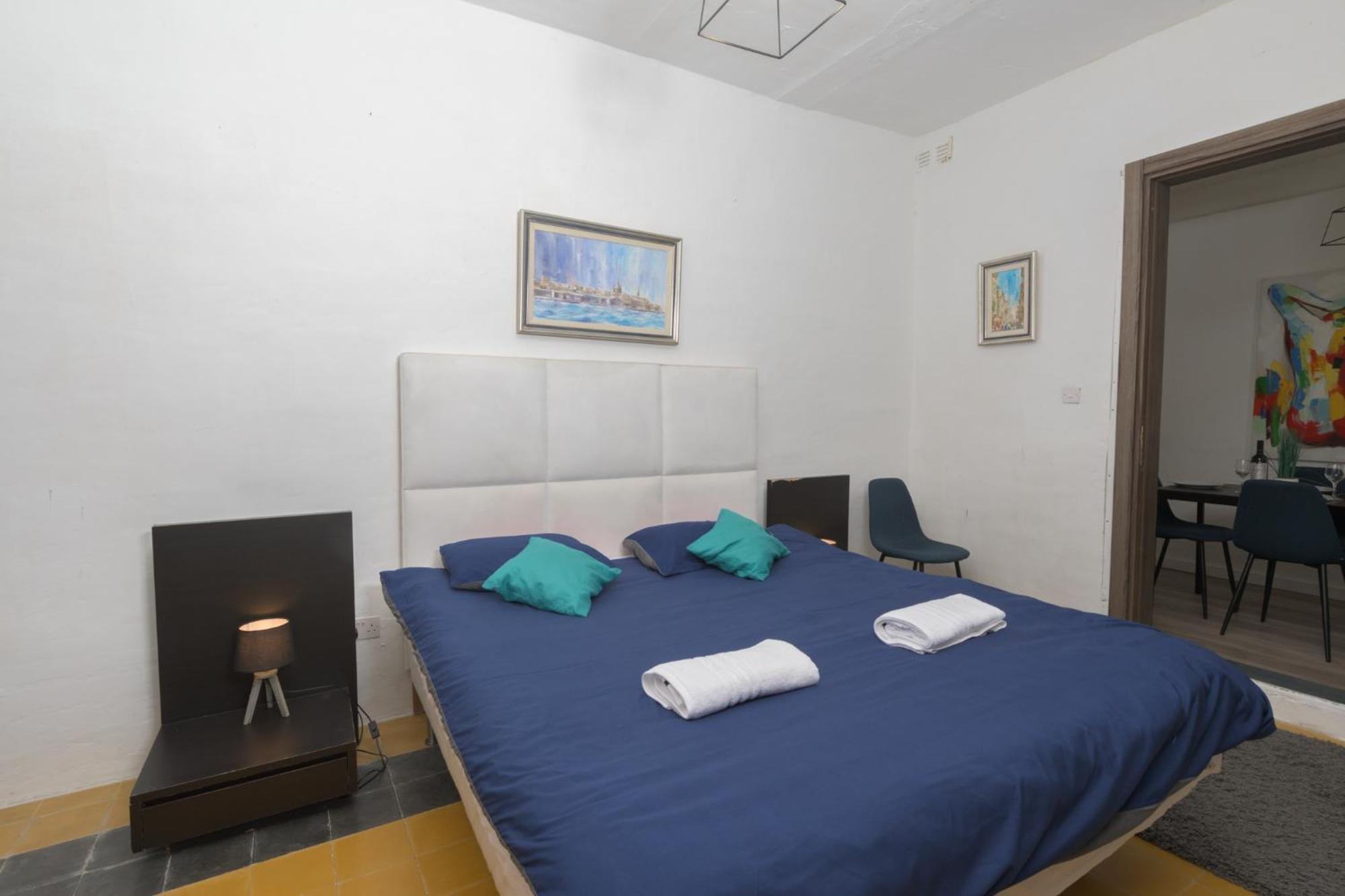 Stylish 2 Bedrooom Centre With Terrace Apartment *